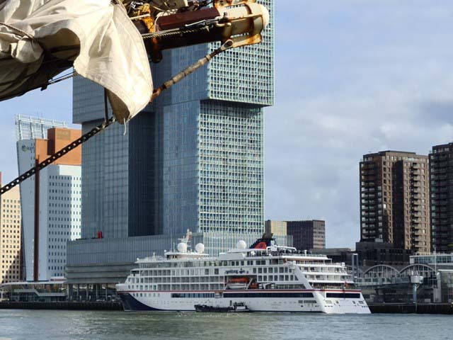 Cruiseschip ms Hanseatic Spirit van Hapag-Lloyd Cruises aan de Cruise Terminal Rotterdam